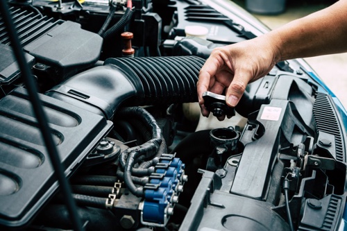 Mechanic pulling of a radiator cap